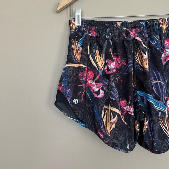 {Lululemon} Hotty Hot Low-Rise Lined Short 4" in Veiled Floral Black Multi - Picture 5 of 12